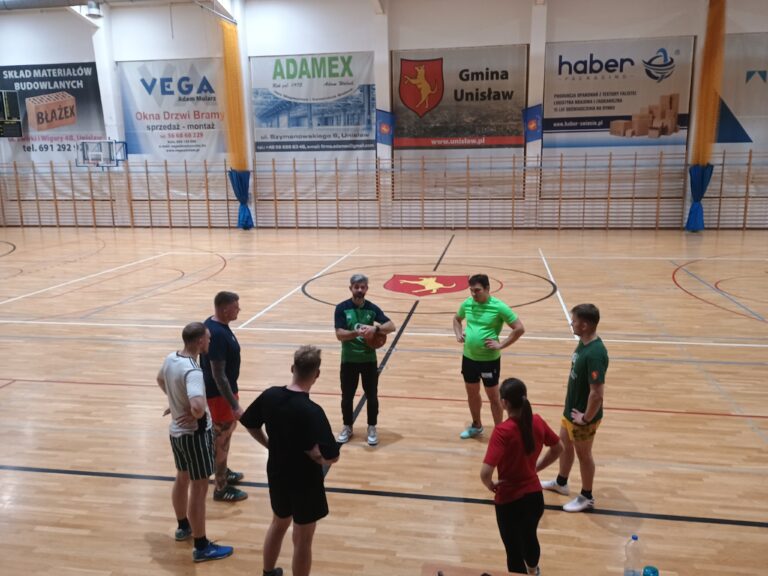 Zima to nie powód, żeby stać w miejscu. Dołącz do treningów rugby na hali w Unisławiu